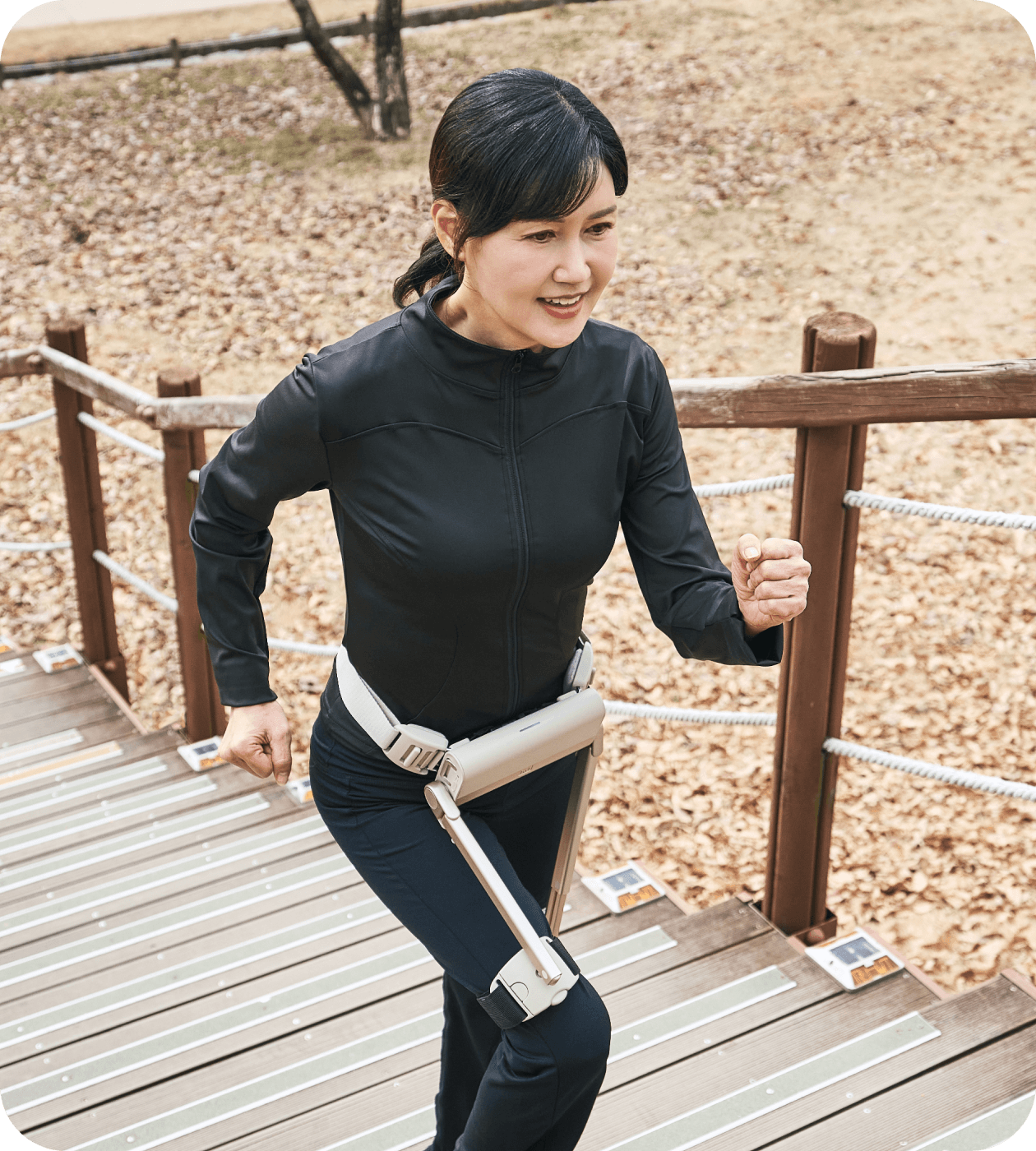 야외 데크길에서 WIM을 착용하고 걷는 여성