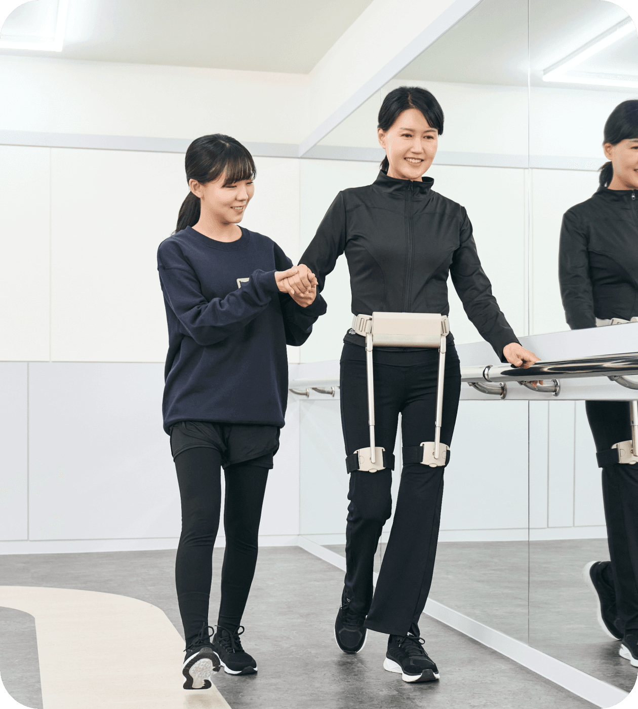 실내에서 WIM을 착용하고 보행 훈련을 하는 사람들