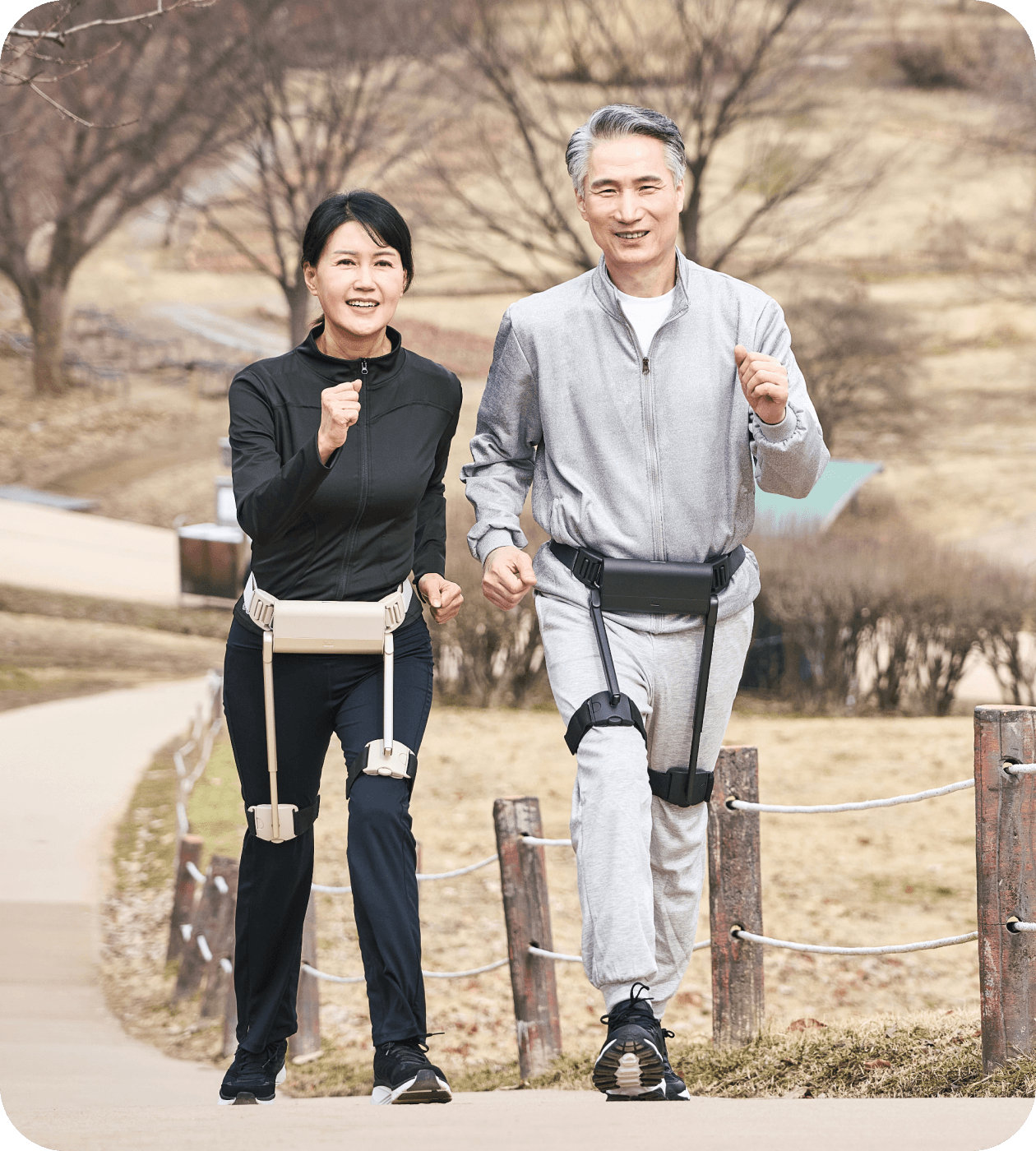 공원에서 WIM을 착용하고 함께 걷는 시니어 부부